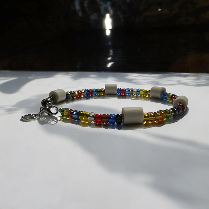 EM - Keramik - Halsband für große und kleine Hunde mit bunten Glasperlen und einer Pfote als Verschluss - Die StupsnaseEM - Keramik - Halsband für große und kleine Hunde mit bunten Glasperlen und einer Pfote als VerschlussEM KeramikhalsbandDie StupsnaseEM Keramikhalsband