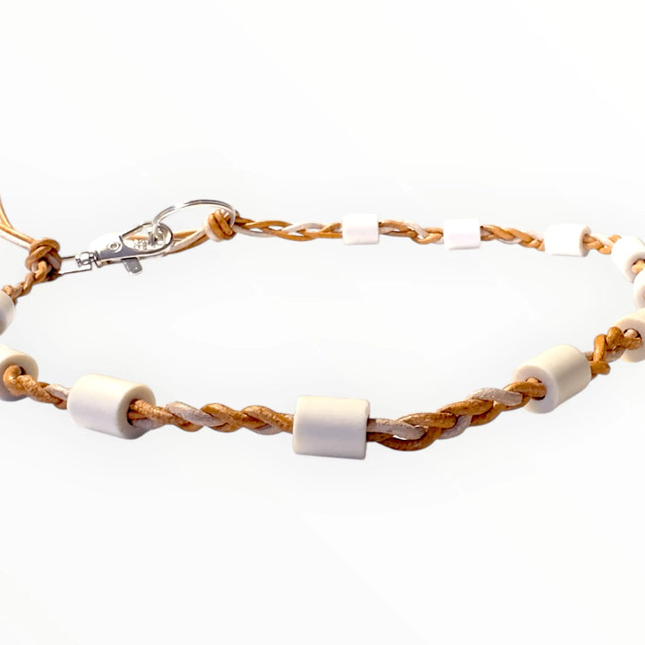 EM - Keramik - Halsband - Handmade geflochten aus Lederbänder für kleine mittlere und große Hunde - robust und langlebig - Die StupsnaseEM - Keramik - Halsband - Handmade geflochten aus Lederbänder für kleine mittlere und große Hunde - robust und langlebigEM KeramikhalsbandDie StupsnaseEM Keramikhalsband
