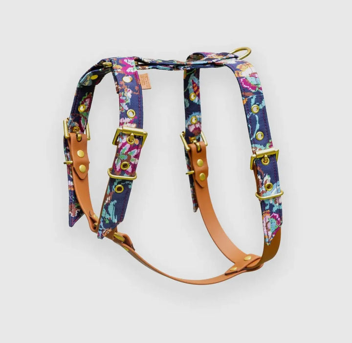Florales Hundegeschirr mit Blumenmuster – Handgefertigt, Verstellbar & Robust für Kleine Hunde (XS & S) - Die StupsnaseFlorales Hundegeschirr mit Blumenmuster – Handgefertigt, Verstellbar & Robust für Kleine Hunde (XS & S)HundegeschirrDie StupsnaseHundegeschirr