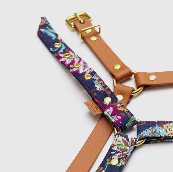 Florales Hundegeschirr mit Blumenmuster – Handgefertigt, Verstellbar & Robust für Kleine Hunde (XS & S) - Die StupsnaseFlorales Hundegeschirr mit Blumenmuster – Handgefertigt, Verstellbar & Robust für Kleine Hunde (XS & S)HundegeschirrDie StupsnaseHundegeschirr