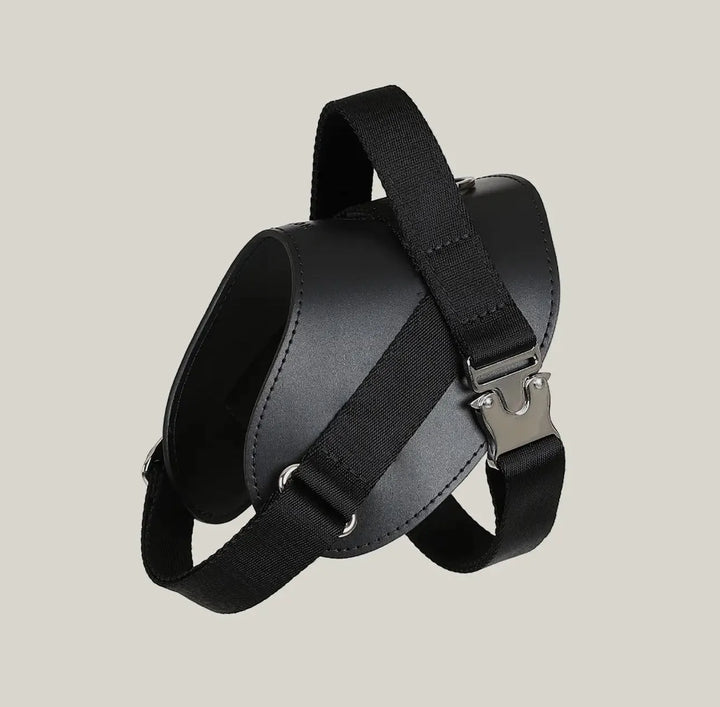 Handgefertigtes ergonomisches Hundegeschirr in Schwarz aus veganem Leder – Stil, Komfort & Sicherheit - Die StupsnaseHandgefertigtes ergonomisches Hundegeschirr in Schwarz aus veganem Leder – Stil, Komfort & SicherheitHundegeschirrDie StupsnaseHundegeschirr
