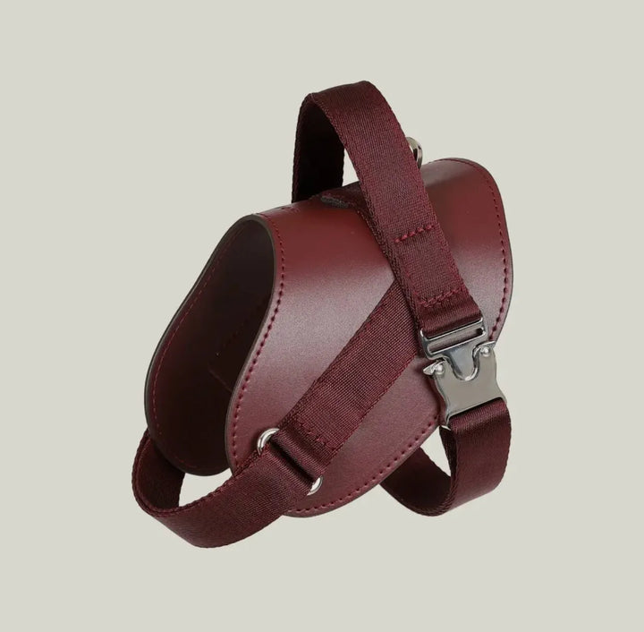 Handgefertigtes ergonomisches Sattelgeschirr für Hunde in Burgunderrot – Vegan, sicher & komfortabel - Die StupsnaseHandgefertigtes ergonomisches Sattelgeschirr für Hunde in Burgunderrot – Vegan, sicher & komfortabelHundegeschirrDie StupsnaseHundegeschirr