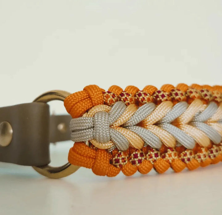 Handgefertigtes Paracord Hundehalsband mit passender Leine – Orange & Grau – Robust & Wasserfest - Die StupsnaseHandgefertigtes Paracord Hundehalsband mit passender Leine – Orange & Grau – Robust & WasserfestHundesetDie StupsnaseHundeset
