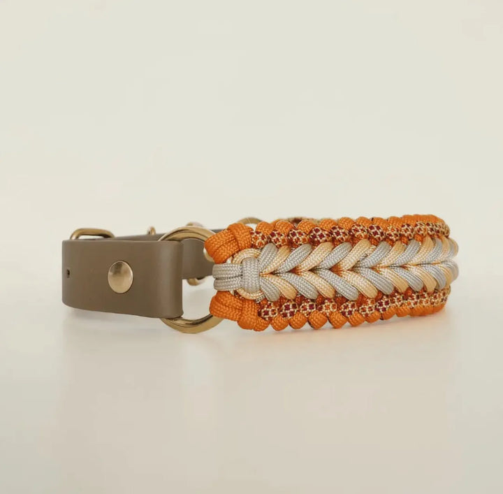 Handgefertigtes Paracord Hundehalsband mit passender Leine – Orange & Grau – Robust & Wasserfest - Die StupsnaseHandgefertigtes Paracord Hundehalsband mit passender Leine – Orange & Grau – Robust & WasserfestHundesetDie StupsnaseHundeset