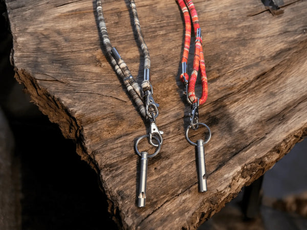 Handgemacht und Hochwertige Hundepfeife mit robustem Nylon - Stoff - Band für effektives Hundetraining - Die StupsnaseHandgemacht und Hochwertige Hundepfeife mit robustem Nylon - Stoff - Band für effektives HundetrainingZubehörDie StupsnaseZubehör