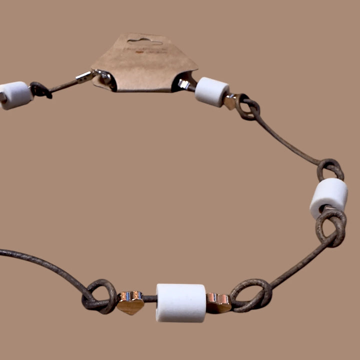 Herzensbrecher – Handgemachtes EM - Keramik - Halsband für stilvolle Hunde, robust und langlebig mit kleinen herzchen - Die StupsnaseHerzensbrecher – Handgemachtes EM - Keramik - Halsband für stilvolle Hunde, robust und langlebig mit kleinen herzchenHalskette gegen ZeckenDie StupsnaseHalskette gegen Zecken