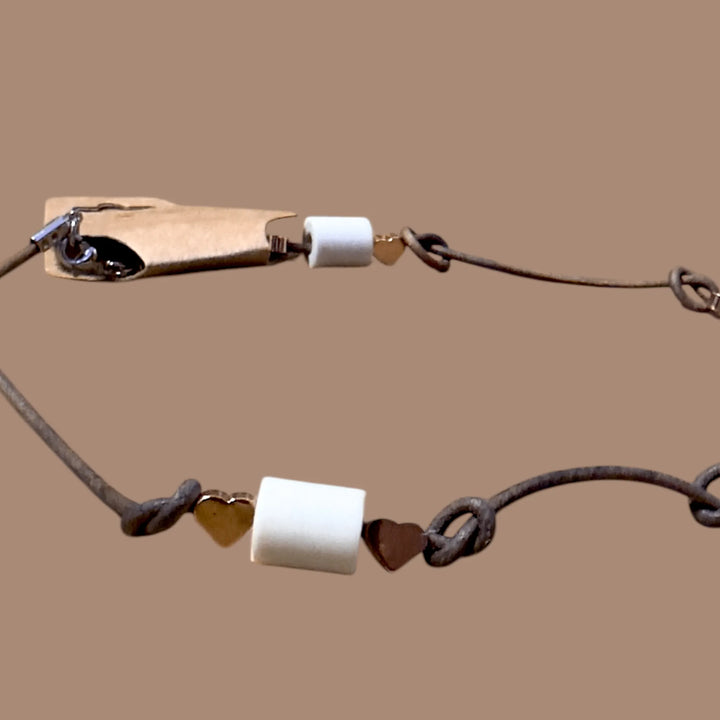 Herzensbrecher – Handgemachtes EM - Keramik - Halsband für stilvolle Hunde, robust und langlebig mit kleinen herzchen - Die StupsnaseHerzensbrecher – Handgemachtes EM - Keramik - Halsband für stilvolle Hunde, robust und langlebig mit kleinen herzchenHalskette gegen ZeckenDie StupsnaseHalskette gegen Zecken