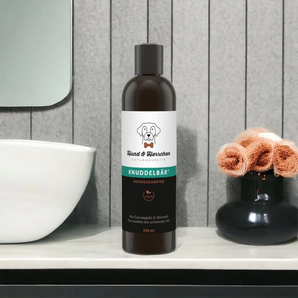 Hund & Herrchen Hundeshampoo "Knuddelbär" für braunes und schwarzes Fell - 250 ml - Die StupsnaseHund & Herrchen Hundeshampoo "Knuddelbär" für braunes und schwarzes Fell - 250 mlHundepflegeDie StupsnaseHundepflege