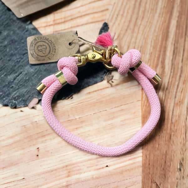 Hundehalsband aus Paracord „Cotton Candy““ - Die StupsnaseHundehalsband aus Paracord „Cotton Candy““HundehalsbandDie StupsnaseHundehalsband
