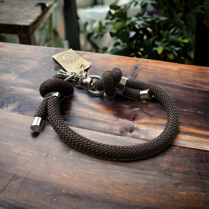 Hundehalsband aus Paracord - Der "Brauner Maulwurf" - Die StupsnaseHundehalsband aus Paracord - Der "Brauner Maulwurf"HundehalsbandDie StupsnaseHundehalsband