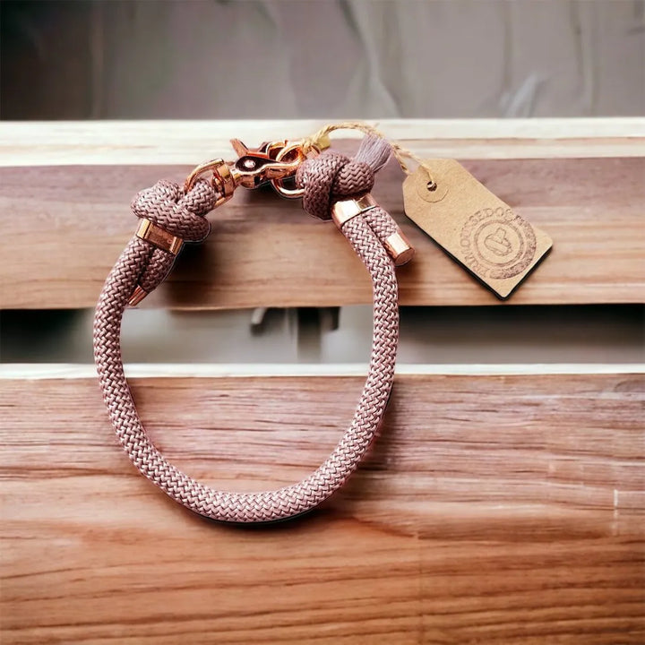 Hundehalsband aus Paracord „Grey Taupe“ - Die StupsnaseHundehalsband aus Paracord „Grey Taupe“HundehalsbandDie StupsnaseHundehalsband