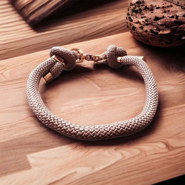 Hundehalsband aus Paracord „Grey Taupe“ - Die StupsnaseHundehalsband aus Paracord „Grey Taupe“HundehalsbandDie StupsnaseHundehalsband