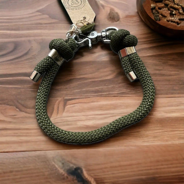 Hundehalsband aus Paracord „Khaki“ - Die StupsnaseHundehalsband aus Paracord „Khaki“HundehalsbandDie StupsnaseHundehalsband