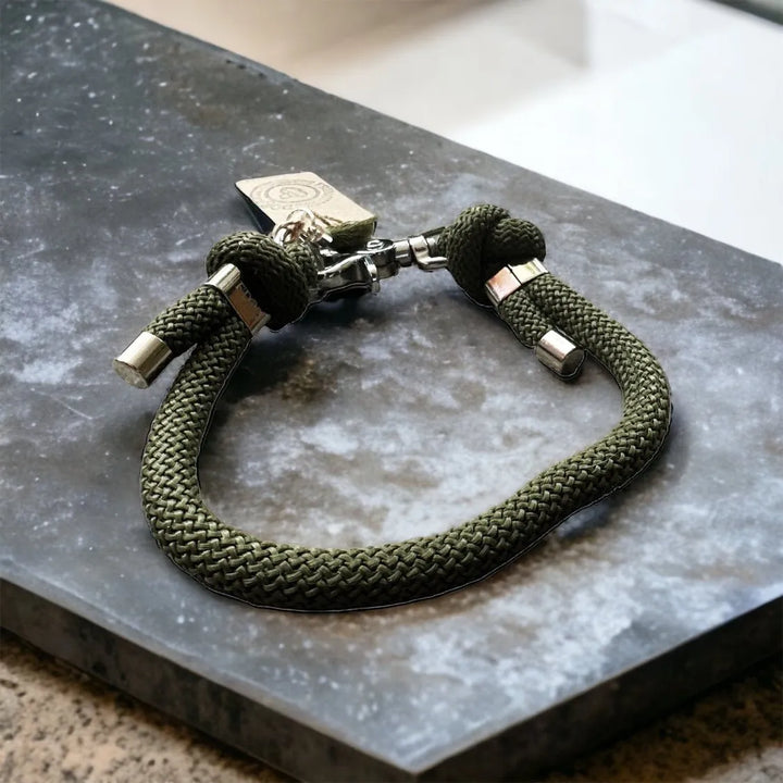 Hundehalsband aus Paracord „Khaki“ - Die StupsnaseHundehalsband aus Paracord „Khaki“HundehalsbandDie StupsnaseHundehalsband