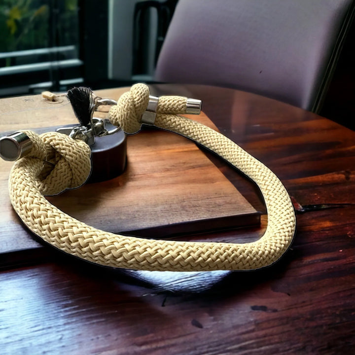 Hundehalsband aus Paracord „Sand“ - Die StupsnaseHundehalsband aus Paracord „Sand“HundehalsbandDie StupsnaseHundehalsband