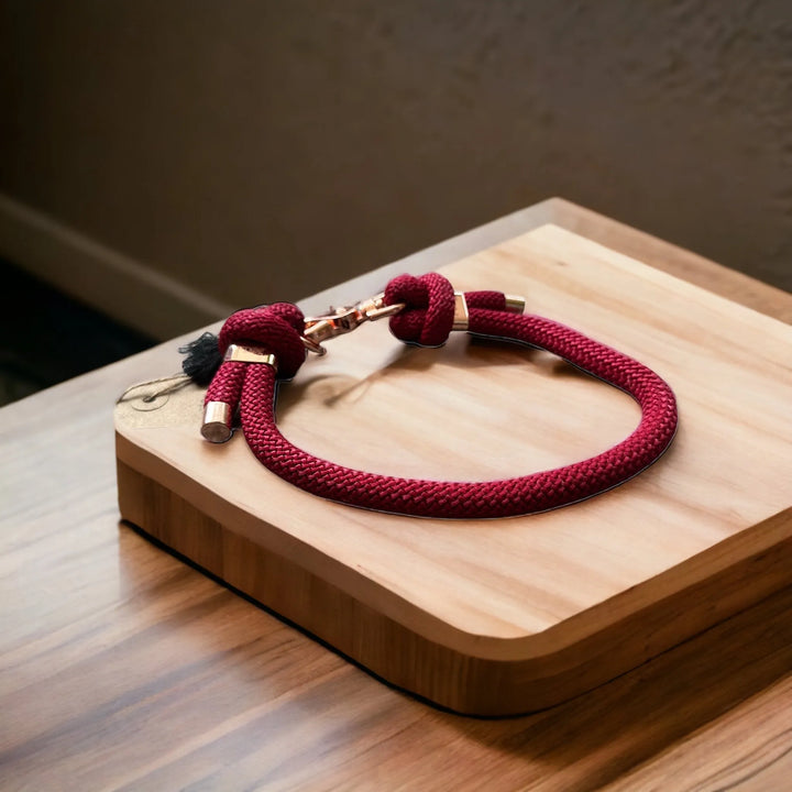 Hundehalsband aus Paracord „Wine Lie“ - Die StupsnaseHundehalsband aus Paracord „Wine Lie“HundehalsbandDie StupsnaseHundehalsband