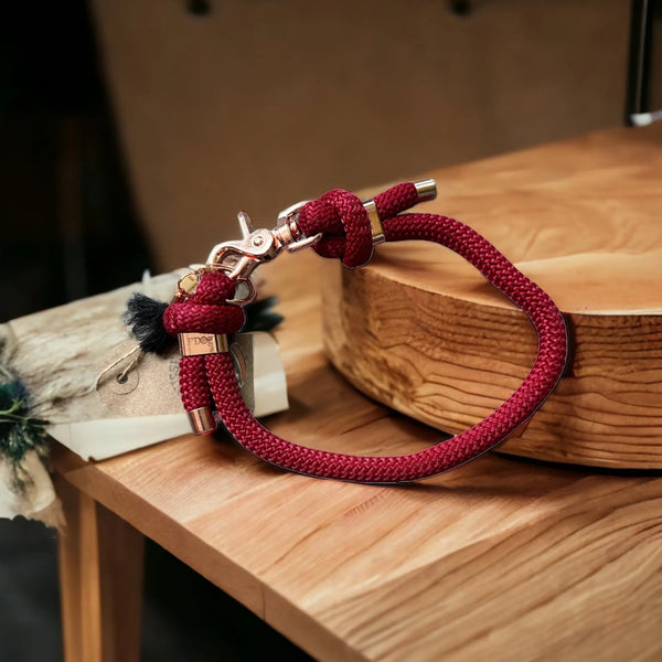 Hundehalsband aus Paracord „Wine Lie“ - Die StupsnaseHundehalsband aus Paracord „Wine Lie“HundehalsbandDie StupsnaseHundehalsband
