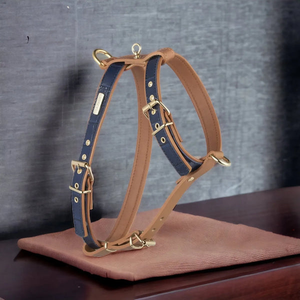 Lia Hunde - Brustgeschirr marineblau aus Leder - Die StupsnaseLia Hunde - Brustgeschirr marineblau aus LederHundehalsbandDie StupsnaseHundehalsband