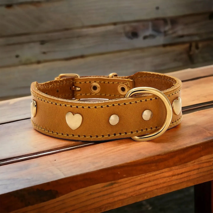 Lily hellbraun Hundehalsband mit Herz aus Leder - Die StupsnaseLily hellbraun Hundehalsband mit Herz aus LederHundehalsbandDie StupsnaseHundehalsband
