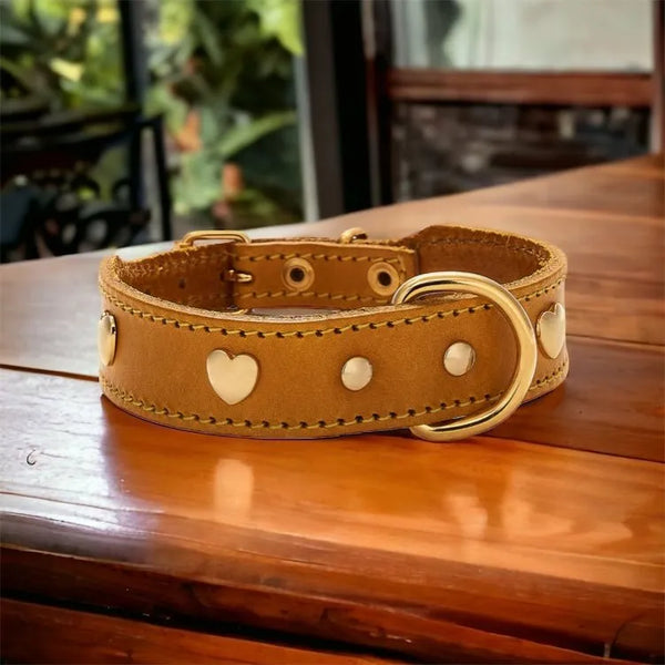 Lily hellbraun Hundehalsband mit Herz aus Leder - Die StupsnaseLily hellbraun Hundehalsband mit Herz aus LederHundehalsbandDie StupsnaseHundehalsband