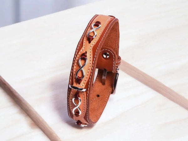 Luxuriöses Handgemachtes Lederhalsband für Hunde – Handgefertigt mit Infinity - Design, Komfort & Stil - Die StupsnaseLuxuriöses Handgemachtes Lederhalsband für Hunde – Handgefertigt mit Infinity - Design, Komfort & StilHundehalsbandDie StupsnaseHundehalsband