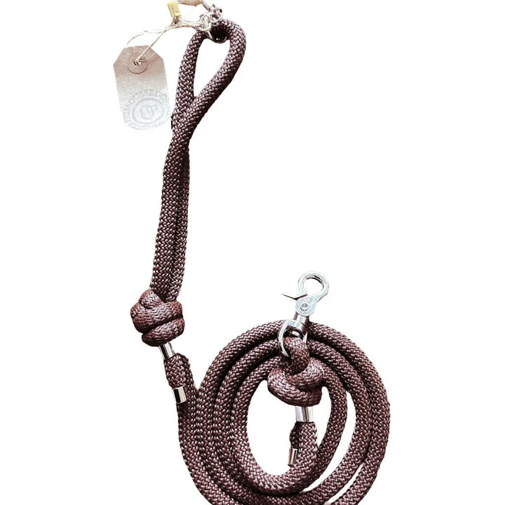 Paracord Hundeleine „Brauner Maulwurf“ - Die Perfekte Kombination aus Funktionalität und Stil - Die StupsnaseParacord Hundeleine „Brauner Maulwurf“ - Die Perfekte Kombination aus Funktionalität und StilHundeleineDie StupsnaseHundeleine