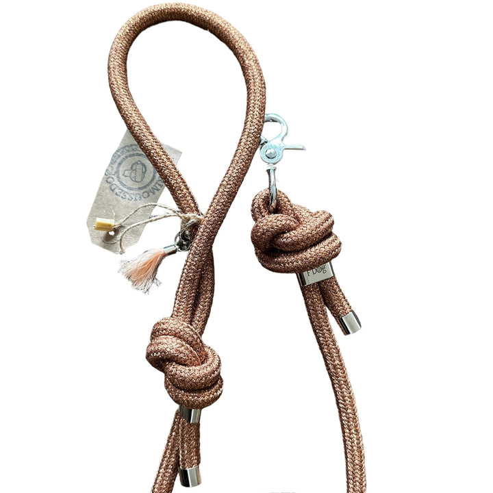 Paracord Hundeleine „Copper“ - Die Perfekte Kombination aus Funktionalität und Stil - Die StupsnaseParacord Hundeleine „Copper“ - Die Perfekte Kombination aus Funktionalität und StilHundeleineDie StupsnaseHundeleine