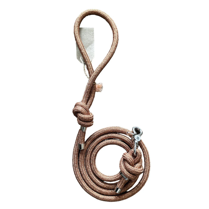 Paracord Hundeleine „Copper“ - Die Perfekte Kombination aus Funktionalität und Stil - Die StupsnaseParacord Hundeleine „Copper“ - Die Perfekte Kombination aus Funktionalität und StilHundeleineDie StupsnaseHundeleine
