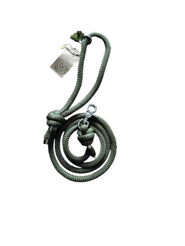Paracord Hundeleine „Khaki“ - Die Perfekte Kombination aus Funktionalität und Stil - Die StupsnaseParacord Hundeleine „Khaki“ - Die Perfekte Kombination aus Funktionalität und StilHundeleineDie StupsnaseHundeleine