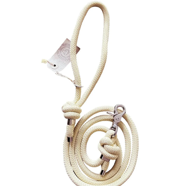 Paracord Hundeleine „Sand“ - Die Perfekte Kombination aus Funktionalität und Stil - Die StupsnaseParacord Hundeleine „Sand“ - Die Perfekte Kombination aus Funktionalität und StilHundeleineDie StupsnaseHundeleine