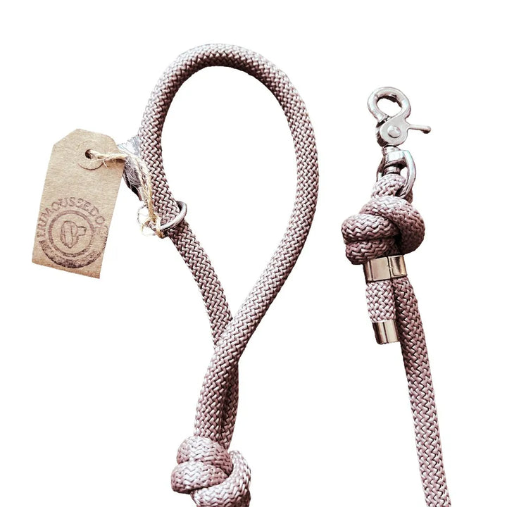 Paracord Hundeleine „Taupe“ - Die Perfekte Kombination aus Funktionalität und Stil - Die StupsnaseParacord Hundeleine „Taupe“ - Die Perfekte Kombination aus Funktionalität und StilHundeleineDie StupsnaseHundeleine