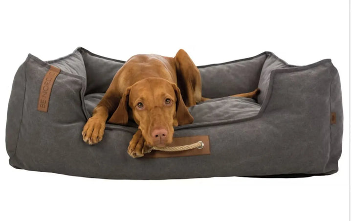 Produktbeschreibung – Hundebett „Be Nordic Dog Basket Fohr“ in Dunkelgrau - Die StupsnaseProduktbeschreibung – Hundebett „Be Nordic Dog Basket Fohr“ in DunkelgrauBETTEN/KÖRBE/KISSENDie StupsnaseBETTEN/KÖRBE/KISSEN