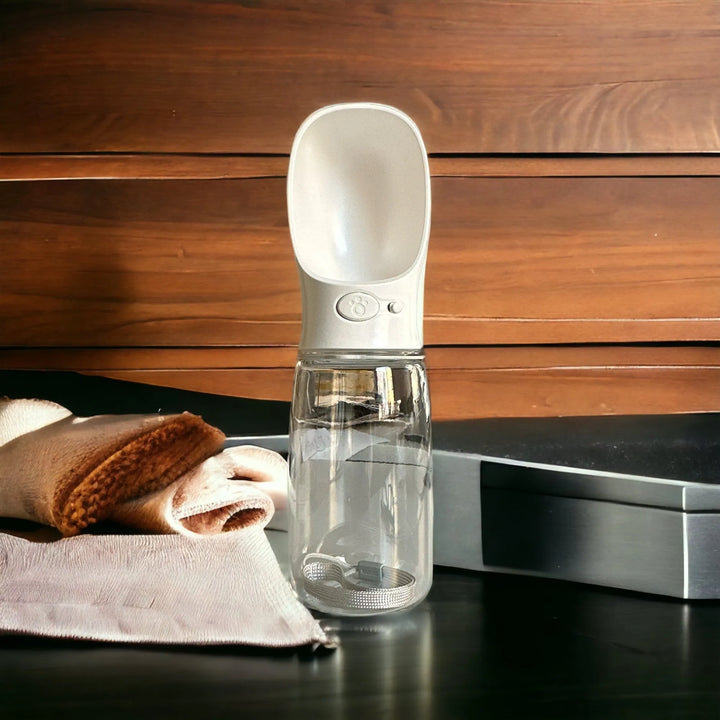 Wasserflasche für Hunde mit Sparfunktion - Die StupsnaseWasserflasche für Hunde mit SparfunktionDie Stupsnase